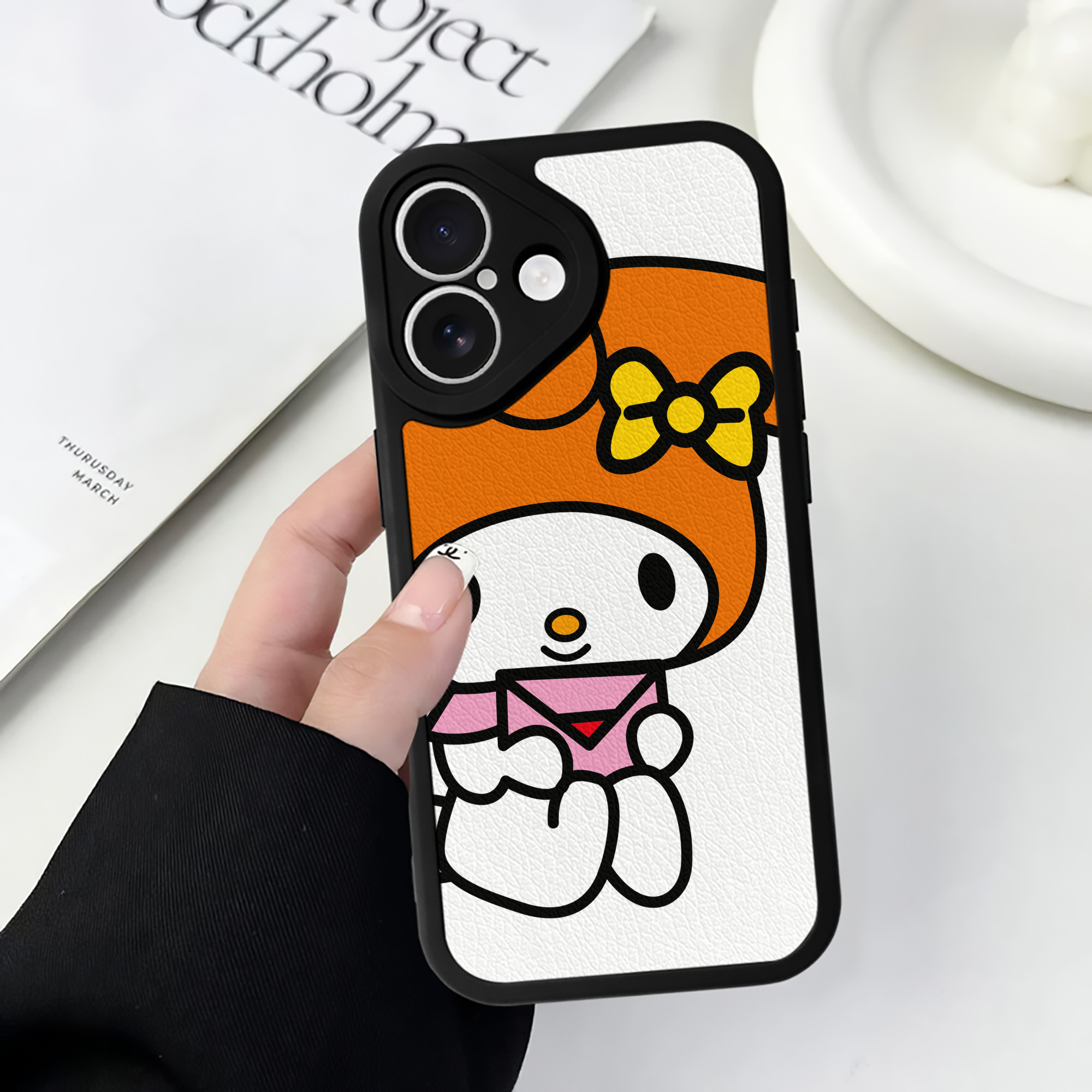 （画像用） Hello Kitty ハローキティ 【iPhone 16シリーズ対応】シリコンスマホケース（レザー調） 材質：シリコン